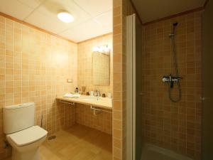 フィネストラットにあるVilla Villa Orquideas by Interhomeのトイレ、洗面台、シャワー付きのバスルーム +42枚の写真