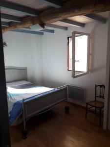 Giường trong phòng chung tại Maison type loft au coeur du village