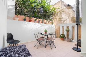 En terrasse eller udendørsområde på Cozy Corner near city centre