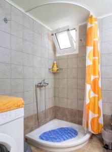 a bathroom with a shower with a toilet and a shower curtain at Cozy Corner near city centre in Bendevís +27 photos