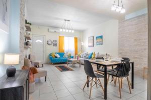 a living room with a table and chairs at Cozy Corner near city centre in Bendevís