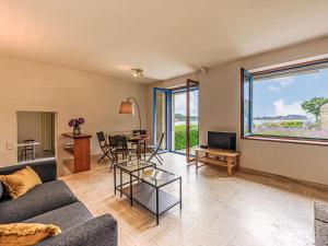 un soggiorno con un divano e un tavolo di Holiday Home La petite Pen Er Hoët by Interhome a La Trinité-sur-Mer