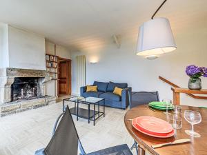 un soggiorno con tavolo e camino di Holiday Home La petite Pen Er Hoët by Interhome a La Trinité-sur-Mer