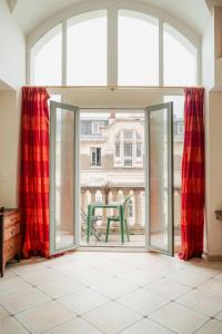 Una puerta de cristal abierta con una mesa delante de una ventana. en Apartment Les Balcons de Cézembre by Interhome, en Saint-Lunaire 14 fotos más