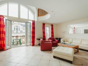 una sala de estar con un sofá y una mesa en Apartment Les Balcons de Cézembre by Interhome, en Saint-Lunaire