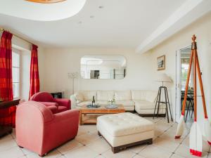 una sala de estar con un sofá y una mesa en Apartment Les Balcons de Cézembre by Interhome, en Saint-Lunaire