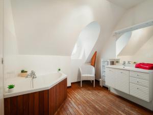 un baño con bañera y lavabo en Apartment Les Balcons de Cézembre by Interhome, en Saint-Lunaire