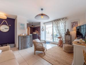 キャヴァレール・シュル・メールにあるApartment Beau Rivage-5 by Interhomeのソファとテレビのあるリビングルーム +12枚の写真