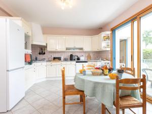 Kuchyň nebo kuchyňský kout v ubytování Holiday Home Brise Marine by Interhome