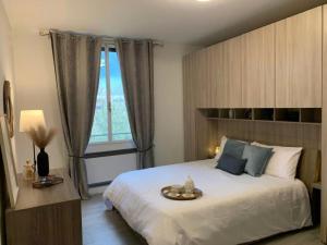 a bedroom with a large bed and a window at Bilocale nuovo - Basiglio Humanitas in Basiglio