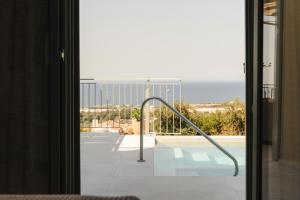 Bazén v ubytování Luxury Villa Artemis Pool, Jacuzzi, Peace & Perfect Sunsets in Kefalonia nebo v jeho okolí