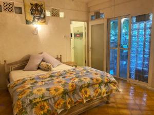 Ένα ή περισσότερα κρεβάτια σε δωμάτιο στο Shady Grove Healing Centre & Homestay w house rules please read before booking