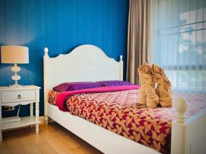 une chambre avec un lit avec des chaussures dessus dans l'établissement Marakesh Hua Hin Resident-Room Type E, à Hua Hin 36 autres photos