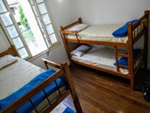 una stanza con due letti a castello e una finestra di Casarão Vintage Centro Historico - Hostel a Petrópolis