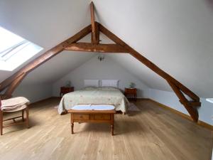 Ένα ή περισσότερα κρεβάτια σε δωμάτιο στο Le Camp Romain, maison familiale avec terrain