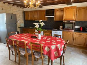 Η κουζίνα ή μικρή κουζίνα στο Le Camp Romain, maison familiale avec terrain +10 φωτογραφίες