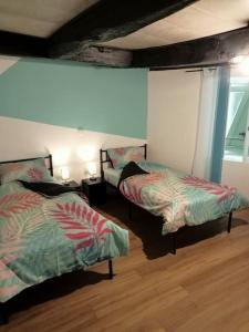 Habitación con 2 camas en una habitación con ventana en Gite 6 personnes à Alrance, en Alrance