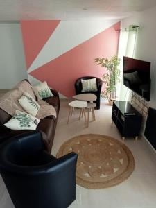 Una sala de estar con dos sofás y una mesa. en Gite 6 personnes à Alrance, en Alrance