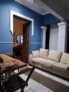a living room with a white couch and a blue wall at Casarão Petrópolis Vintage - Hostel & Suítes in Petrópolis +112 photos