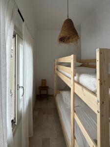 LXR Canggu 2HAB recientemente reformado في تريفة: سريرين بطابقين في غرفة