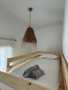 LXR Canggu 2HAB recientemente reformado في تريفة: غرفة نوم بسرير خشبي عليه مناشف