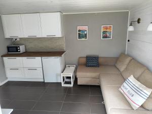 a small living room with a couch and a kitchen at Estudio independiente in Hendaye