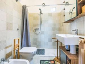 Ένα μπάνιο στο Holiday Home Chalet La Mazzanta by Interhome