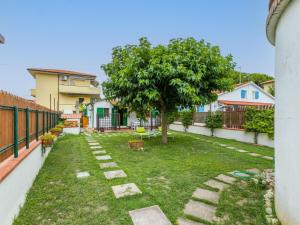 Κήπος έξω από το Holiday Home Chalet La Mazzanta by Interhome
