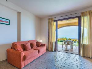 sala de estar con sofá rojo y patio en Holiday Home Bellavista-3 by Interhome, en Castellina Marittima 91 fotos más