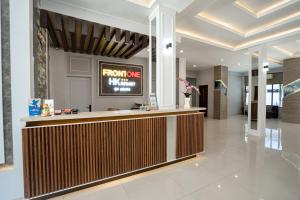 A área de receção ou átrio de Front One HK Resort Simpang Lima
