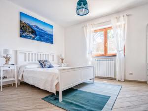 Un pat sau paturi într-o cameră la Apartment Albero di Giada by Interhome