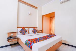 FabHotel ESS Paradise - Nr Bus stand客房内的一张或多张床位