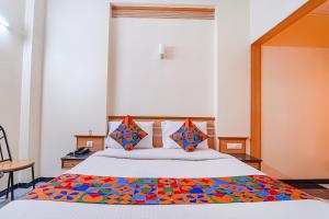 FabHotel ESS Paradise - Nr Bus stand客房内的一张或多张床位