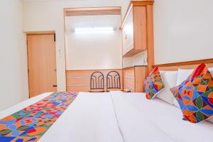 FabHotel ESS Paradise - Nr Bus stand客房内的一张或多张床位