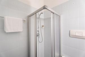 Bilik mandi di Lake Hotel Ifigenia