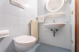 Bilik mandi di Lake Hotel Ifigenia