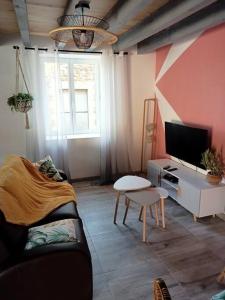 a living room with a couch and a tv at Gite 6 personnes à Arvieu in Arvieu