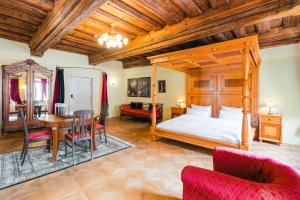 Postel nebo postele na pokoji v ubytování Hotel Krčínův Dům