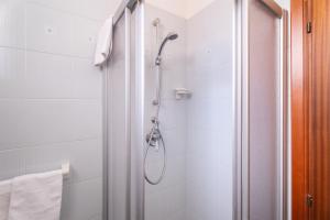 Bilik mandi di Lake Hotel Ifigenia