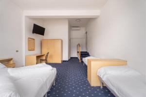 Katil atau katil-katil dalam bilik di Lake Hotel Ifigenia