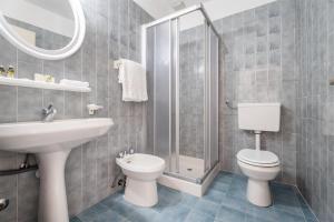 Bilik mandi di Lake Hotel Ifigenia