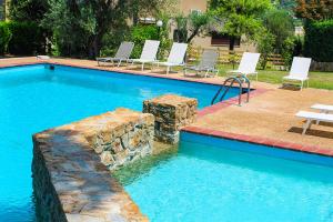 Bazén v ubytovaní Artemisia Villa with Outdoor Hot Tub, Sani Luxury Villas collection alebo v jeho blízkosti
