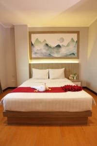 Uma cama ou camas num quarto em Front One HK Resort Simpang Lima