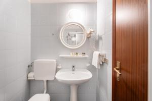 Bilik mandi di Lake Hotel Ifigenia