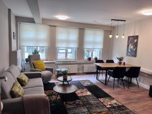 a living room with a couch and a table at Altstadt-Quartier in Stendal
