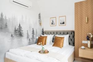 ein Schlafzimmer mit einem Bett, dessen Tapete ein Wintermotiv zeigt. in der Unterkunft Polana Resort - LoftAffair Collection in Kościelisko