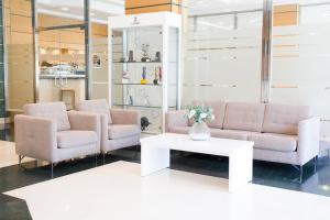 a waiting room with two chairs and a table at Hotel Albufera in Alfafar
