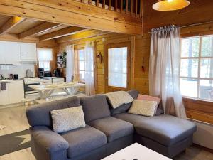 a living room with a couch and a kitchen at Koukun Kutsu in Kalajoki