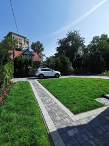 Ogród w obiekcie Stylowy dom z ogrodem i prywatnym parkingiem