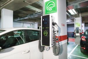 a car in a garage with a pay phone at Hotel Albufera in Alfafar